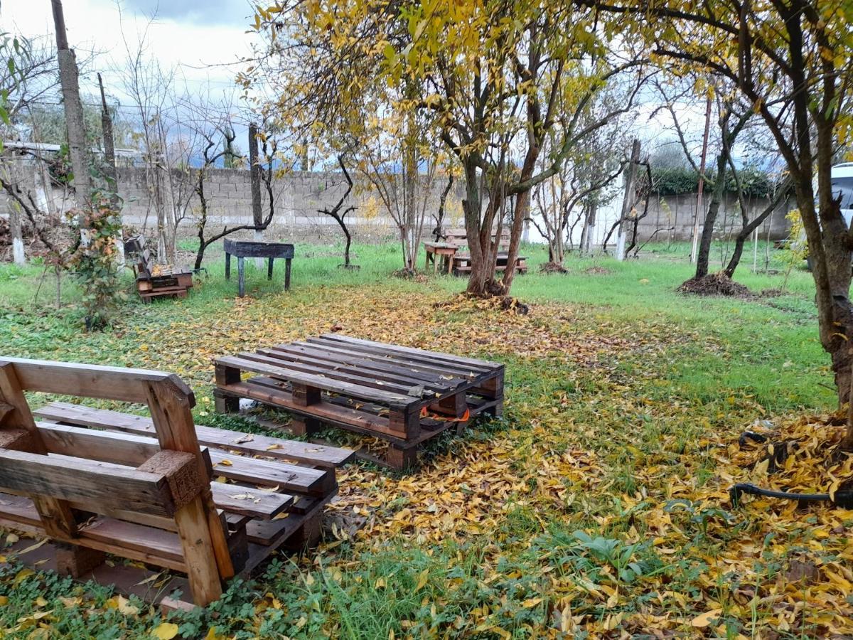 Chateau Sukaj Ljaknasi Buitenkant foto