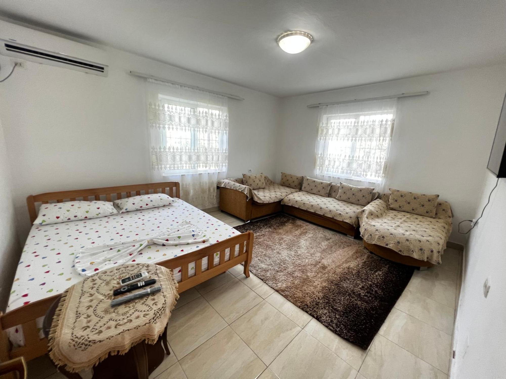 Chateau Sukaj Ljaknasi Buitenkant foto